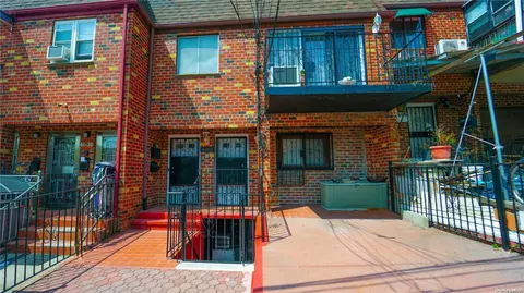 46-08 74th St, Elmhurst, NY 11373