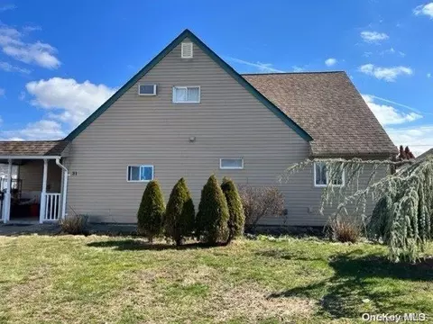 31 Pleasant Ln, Levittown, NY 11756