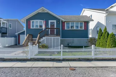 781 S 7th St, Lindenhurst, NY 11757