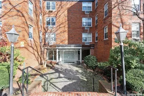 195 S Middle Neck Rd #2F, North Hempstead, NY 11021
