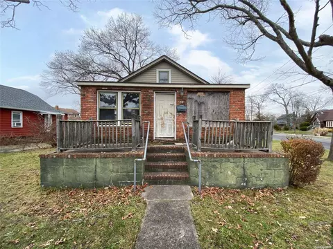 85 Laurel St, Patchogue, NY 11772 photo 1