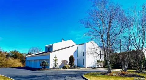 5 Mercedes Ct, Brookhaven, NY 11772