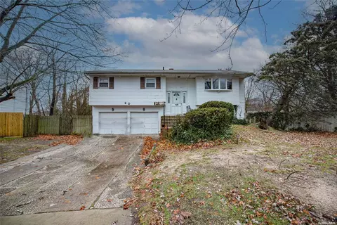 20 Roslyn Ct, Patchogue, NY 11772