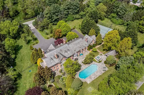 35 Applegreen Dr, North Hempstead, NY 11568