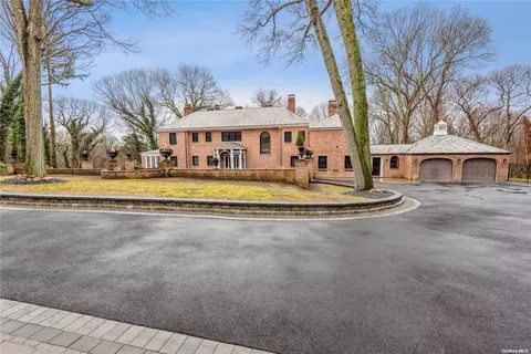 12 Hemlock Ct, Oyster Bay, NY 11771
