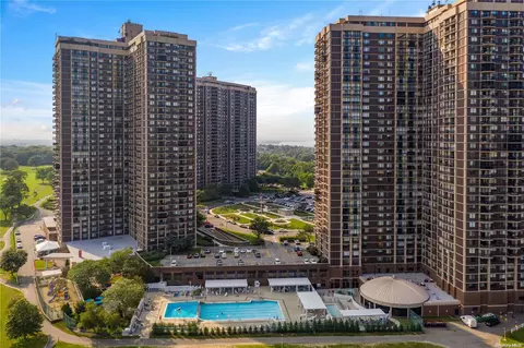 27110 Grand Central Pkwy #23B, New York, NY 11005