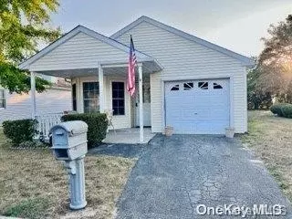 15 Greenwood Blvd #15, Manorville, NY 11949