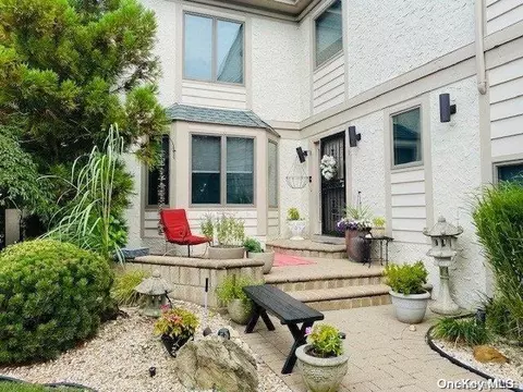 1 Captains Walk #1, Bay Shore, NY 11706