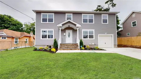 86 Oak St, Freeport, NY 11520
