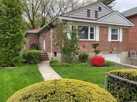 61-14 Cloverdale Blvd, Oakland Gardens, NY 11364