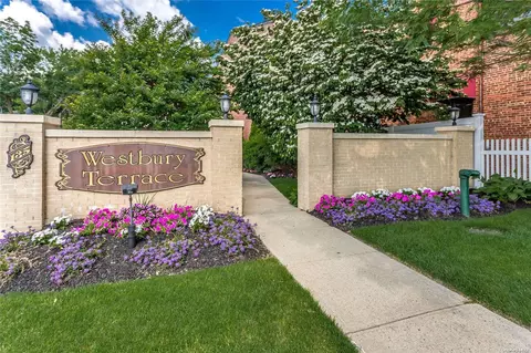 135 Post Ave #3A, North Hempstead, NY 11590