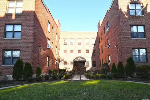 1 Maple Dr #3A, North Hempstead, NY 11021