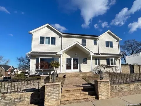 848 Gehrig Ave, Franklin Square, NY 11010