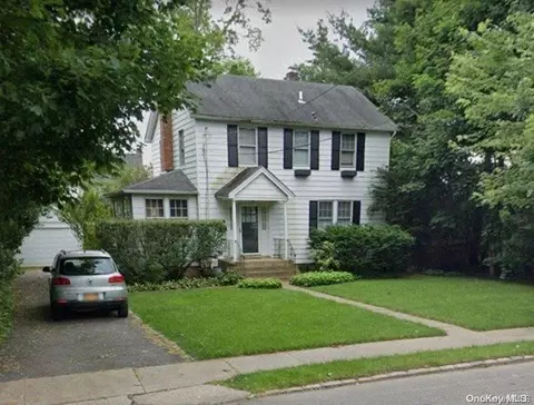 118 Willow St, North Hempstead, NY 11577