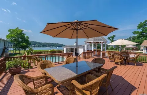 34 Quincy Ave, Bayville, NY 11709