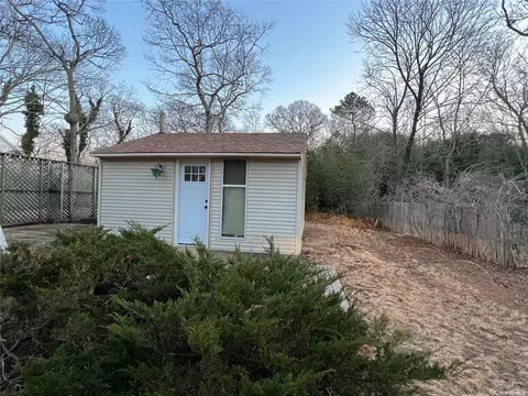114 Bay Ave E, Hampton Bays, NY 11946