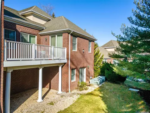 82 Kensington Cir, North Hempstead, NY 11030