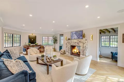 135 Payne Whitney Ln, North Hempstead, NY 11030