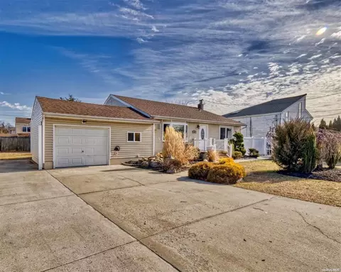 348 Granada Pkwy, Lindenhurst, NY 11757