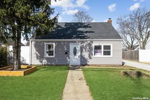78 E Carmans Rd, Farmingdale, NY 11735