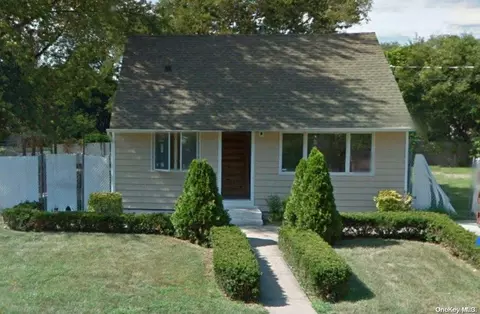 21 E Walnut St, Central Islip, NY 11722 photo 2