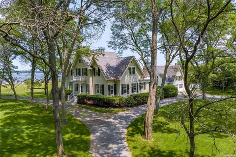 13 Beach Rd, Huntington, NY 11743