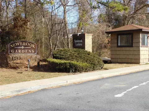 29 Pinebrook Pl #29, Bay Shore, NY 11706