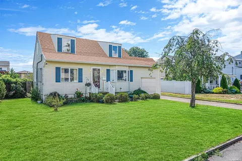 28 Taft Pl, Lindenhurst, NY 11757