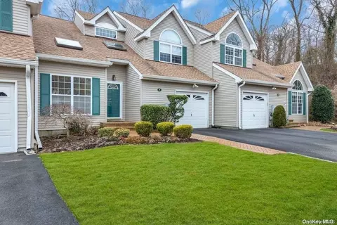 9 Northridge Cir #9, Huntington, NY 11743