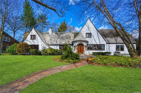 61 Nassau Dr, North Hempstead, NY 11021