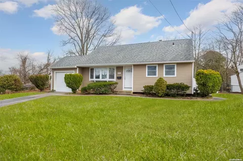 215 Claywood Dr, Brentwood, NY 11717