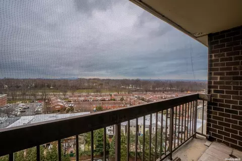 1 Bay Club Dr #14B, Bayside, NY 11360
