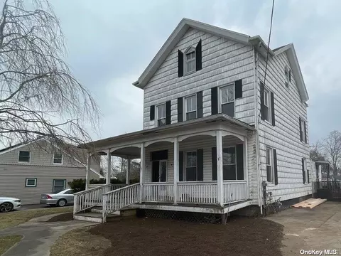 36 Shore Ln, Bay Shore, NY 11706