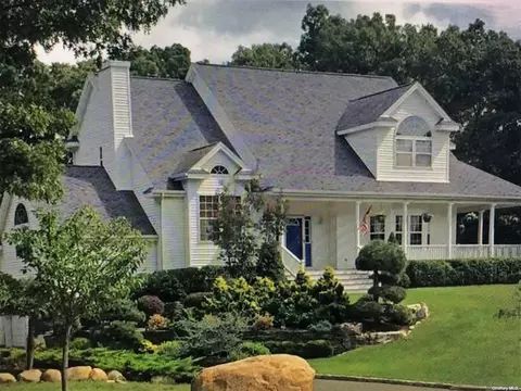 150 Farm Rd E, Wading River, NY 11792