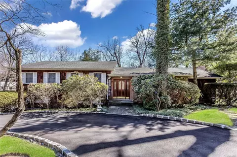 40 Melbourne Rd, North Hempstead, NY 11021