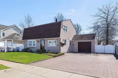 54 Lincoln Pl, Massapequa, NY 11758