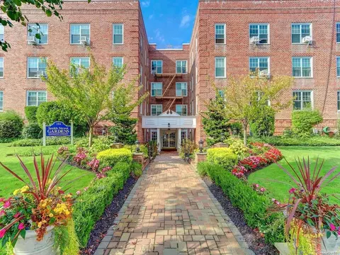194 Smith St #1S, Freeport, NY 11520
