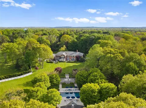 343 Duck Pond Rd, Locust Valley, NY 11560
