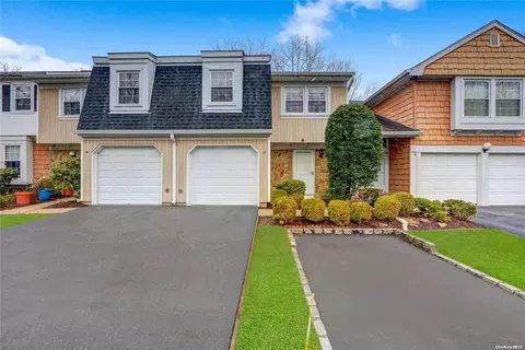 17 The Mews #17, Syosset, NY 11791