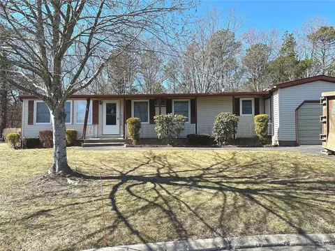 55 Village Cir #1, Brookhaven, NY 11949
