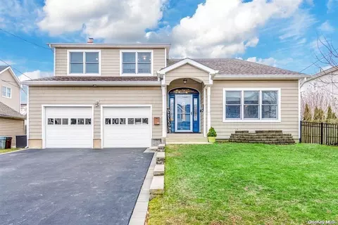 156 Annuskemunnica Rd, Babylon, NY 11702