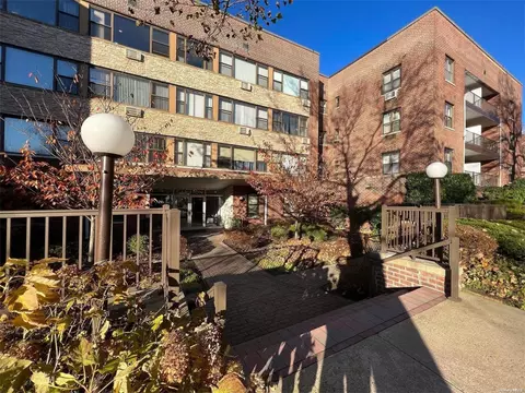 15 Hill Park Ave #3G, North Hempstead, NY 11021