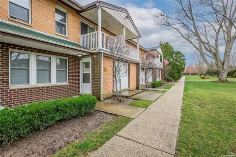 149 Artist Lake Dr #149, Middle Island, NY 11953