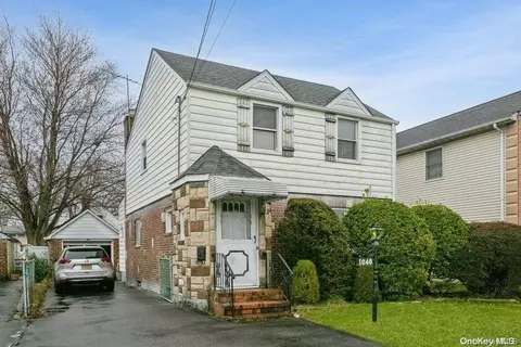 1040 N 5th St, North Hempstead, NY 11040
