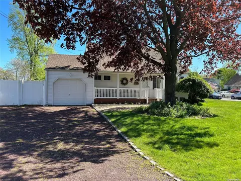 156 Weeks Rd, North Babylon, NY 11703