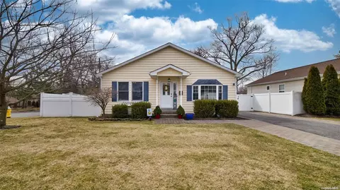88 Hemlock St, Islip, NY 11751 photo 1