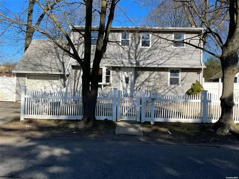 10 Field Pl, Huntington Station, NY 11746