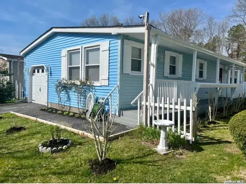 123 W Village Cir #123, Brookhaven, NY 11949