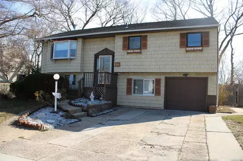 31 Mallard Ave, Selden, NY 11784