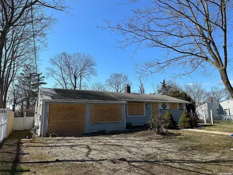 20 Marie Ln, Central Islip, NY 11722
